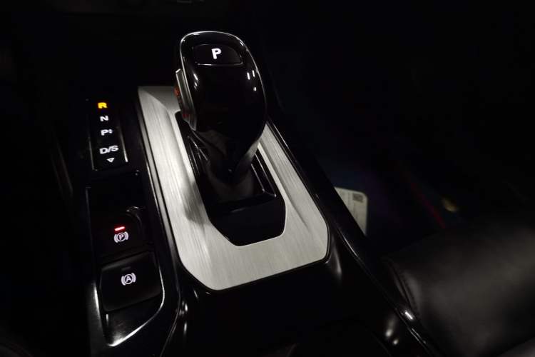 Used MG 5 2021 300TGI DCT Elegant Luxury Edition Gear Lever