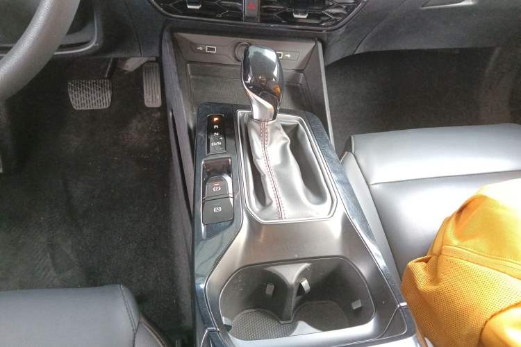 Used MG 5 2021 180 DVVT CVT Youth Luxury Edition Gear Lever