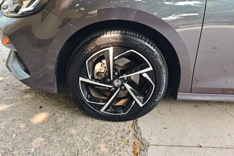 Used MG 5 2021 Revised 300TGI DCT Qingshè Luxurious Enjoyment Edition Left Front Wheel Hub