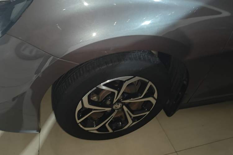 Used MG 5 2021 Revised Version 180 DVVT CVT Youth Luxury Edition Left Front Wheel Hub