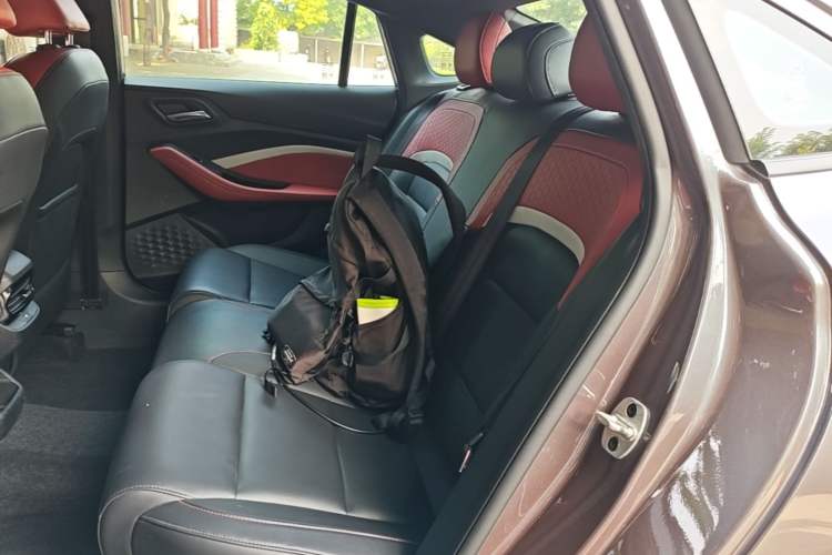 Used MG 5 2021 Revised 300TGI DCT Qingshè Luxurious Enjoyment Edition Left Rear Seat
