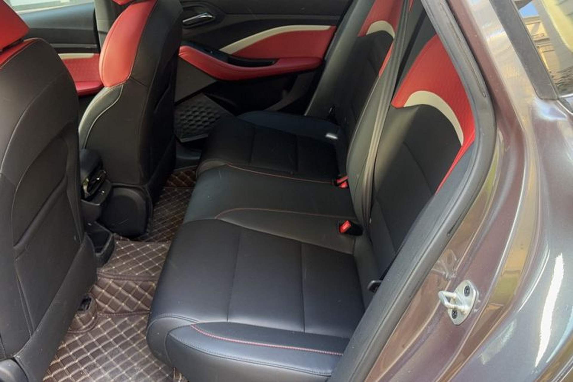 Used MG 5 2021 Revised 300TGI DCT Qingshè Luxurious Enjoyment Edition Left Rear Seat
