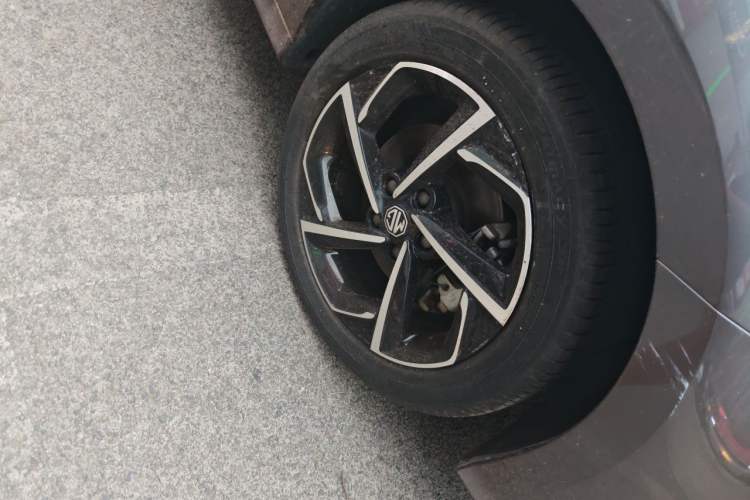 Used MG 5 2021 Revised 300TGI DCT Qingshè Luxurious Enjoyment Edition Right Front Wheel Hub