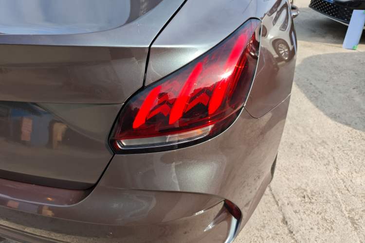 Used MG 5 2021 Revised Version 180 DVVT CVT Youth Luxury Edition Right Rear Taillight