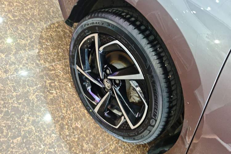 Used MG 5 2021 300TGI DCT Elegant Luxury Edition Right Rear Wheel Hub