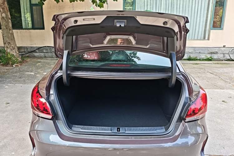Used MG 5 2021 Revised 300TGI DCT Qingshè Luxurious Enjoyment Edition Trunk