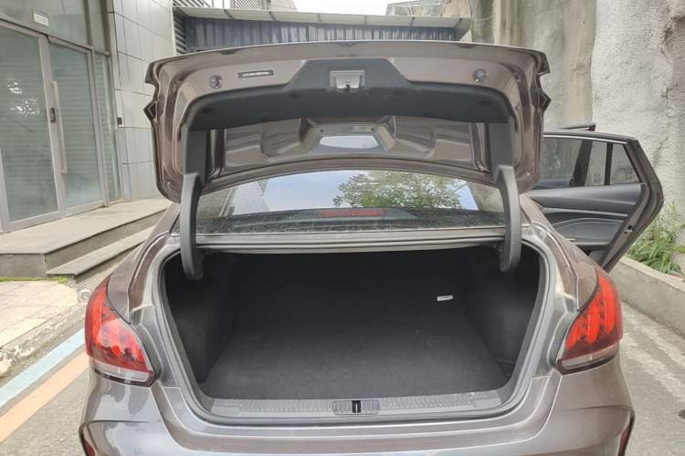 Used MG 5 2021 180 DVVT CVT Youth Luxury Edition Trunk