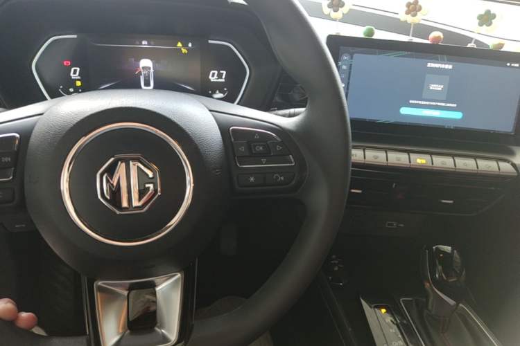 Used MG 5 2021 180 DVVT CVT Youth Luxury Edition Center Console