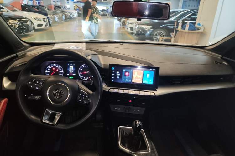 Used MG 5 2021 180 DVVT Manual Youth Luxury Edition Center Console