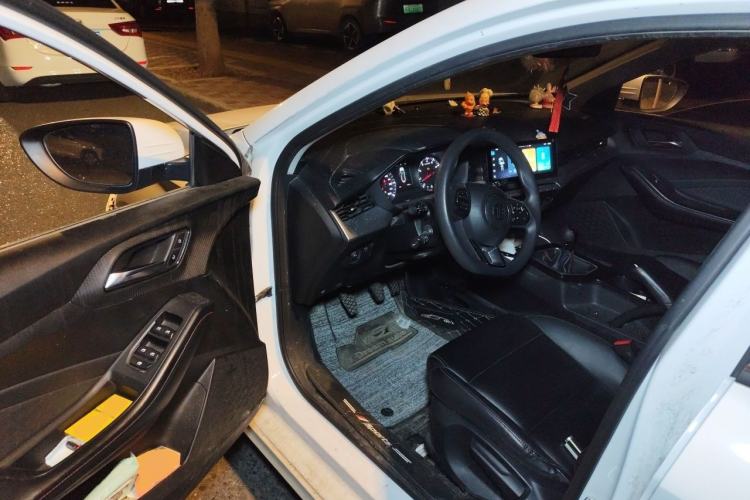 Used MG 5 2021 180 DVVT Manual Youth Luxury Edition Interior 3