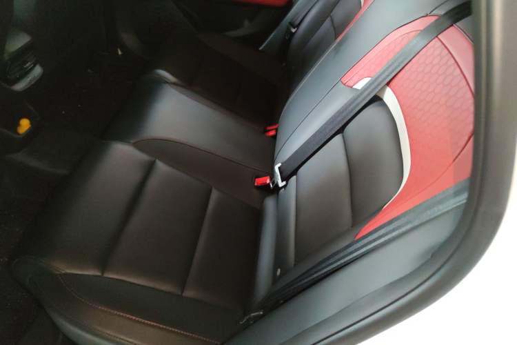 Used MG 5 2021 Revised 300TGI DCT Qingshè Luxurious Enjoyment Edition Left Rear Seat