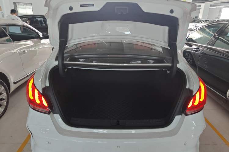 Used MG 5 2021 180 DVVT CVT Youth Luxury Edition Trunk