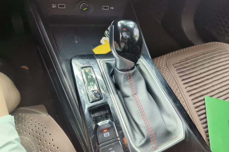 Used MG 5 2021 180 DVVT CVT Youthful Style Edition Gear Lever