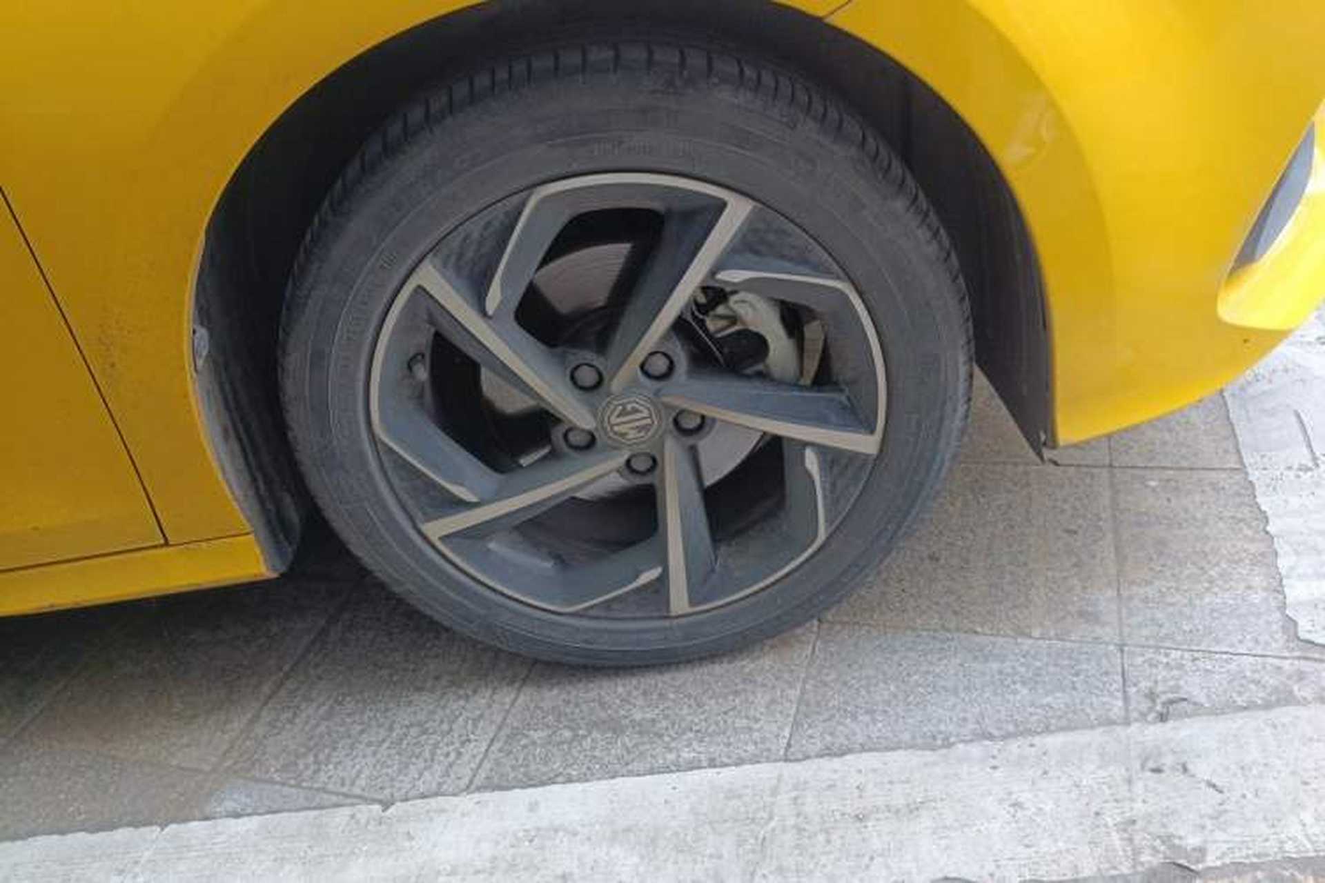 Used MG 5 2021 Revised 300TGI DCT Qingshè Luxurious Enjoyment Edition Right Front Wheel Hub