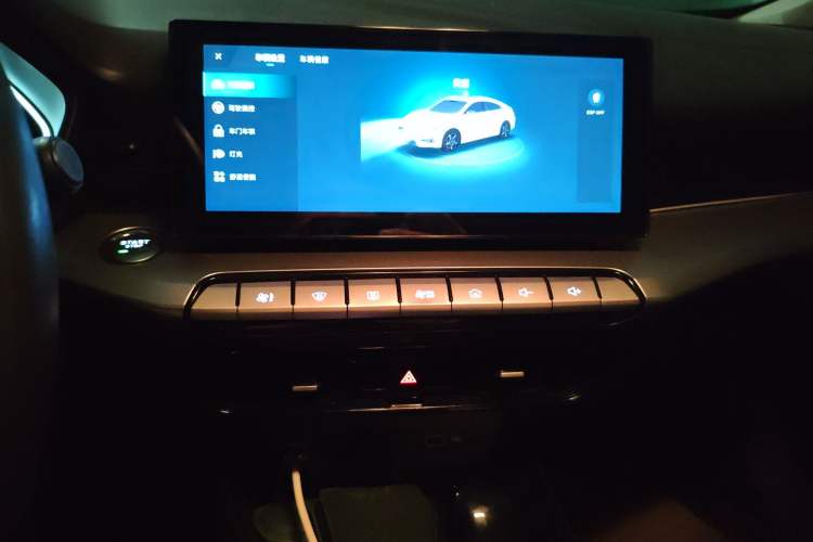 Used MG 5 2022 180 DVVT CVT Youth Luxury Edition Audio And AC Panel