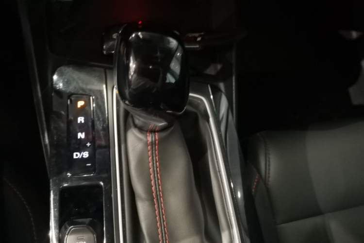Used MG 5 2022 180 DVVT CVT Youth Luxury Edition Gear Lever