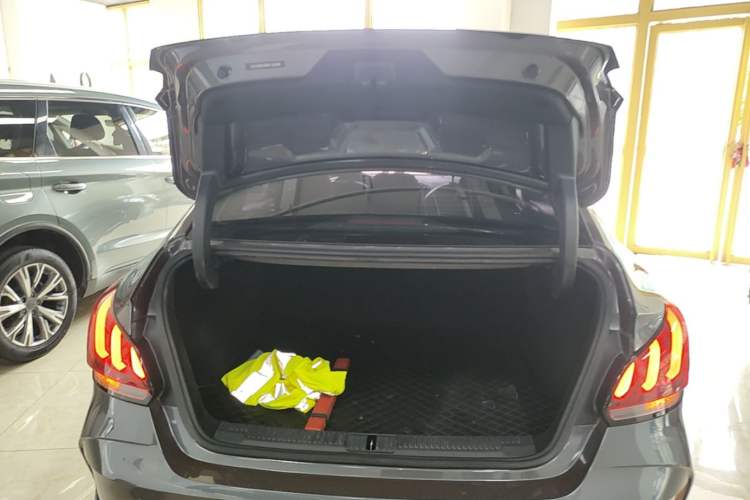 Used MG 5 2022 300TGI DCT Chao Yue Luxury Edition Trunk