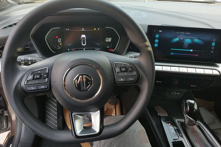 Used MG 5 2022 180 DVVT CVT Youth Luxury Edition Center Console