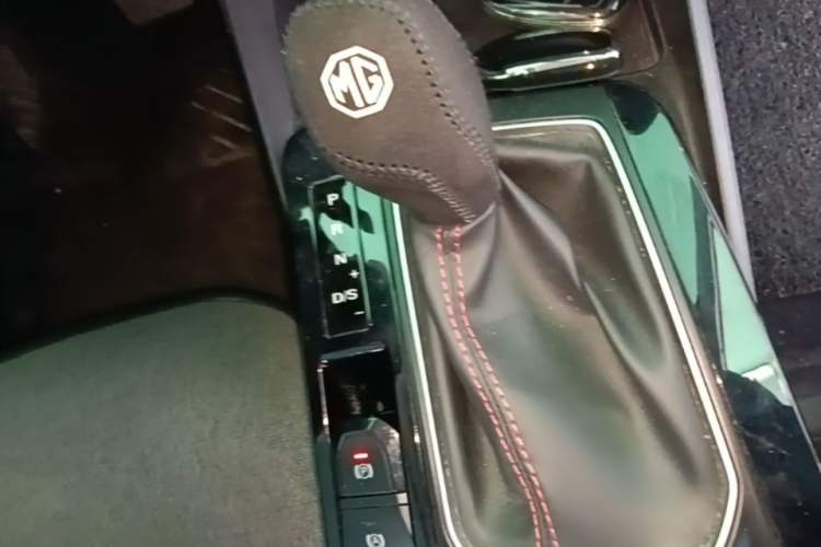 Used MG 5 2022 180 DVVT CVT Youth Luxury Edition Gear Lever