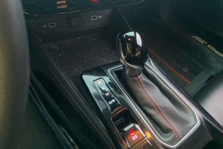Used MG 5 2022 180 DVVT CVT Youth Luxury Edition Gear Lever