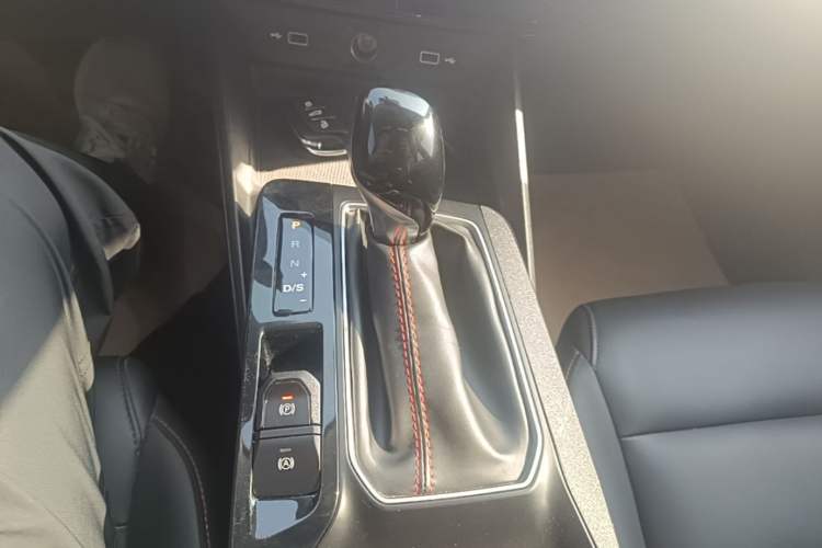 Used MG 5 2022 180 DVVT CVT Youth Luxury Edition Gear Lever