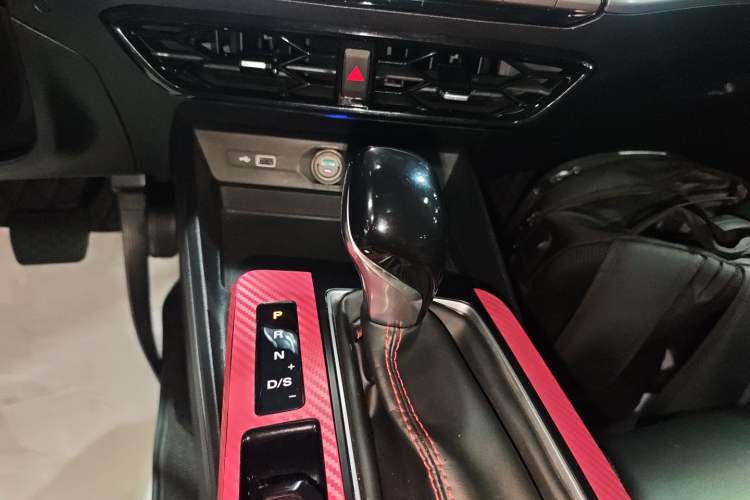 Used MG 5 2022 180 DVVT CVT Youth Luxury Edition Gear Lever