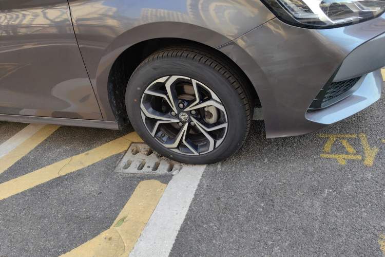 Used MG 5 2022 180 DVVT CVT Youth Luxury Edition Right Front Wheel Hub