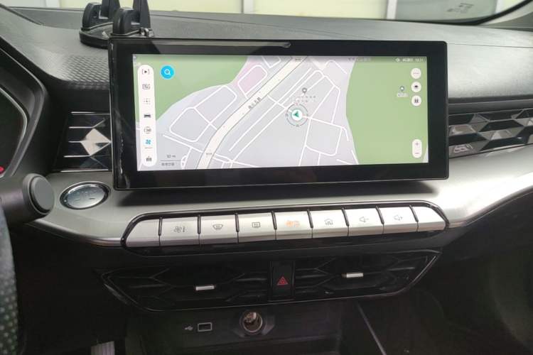 Used MG 5 2022 300TGI DCT Chao Yue Luxury Edition Audio And AC Panel