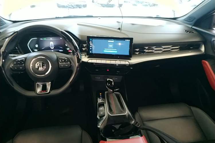 Used MG 5 2022 180 DVVT CVT Youth Luxury Edition Center Console
