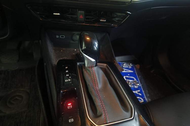 Used MG 5 2022 180 DVVT CVT Youth Luxury Edition Gear Lever