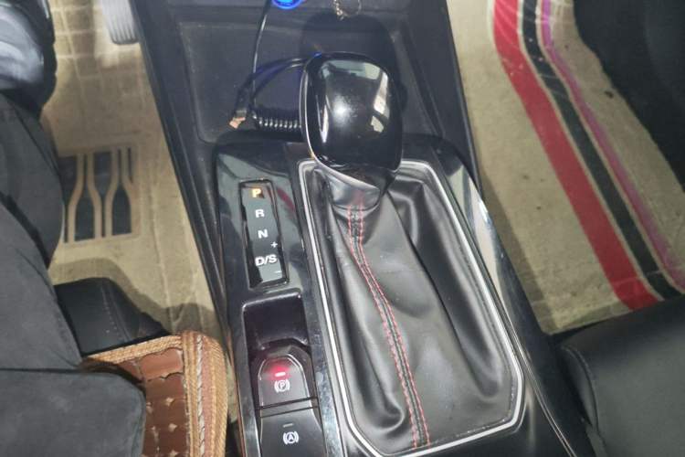 Used MG 5 2022 180 DVVT CVT Youth Luxury Edition Gear Lever