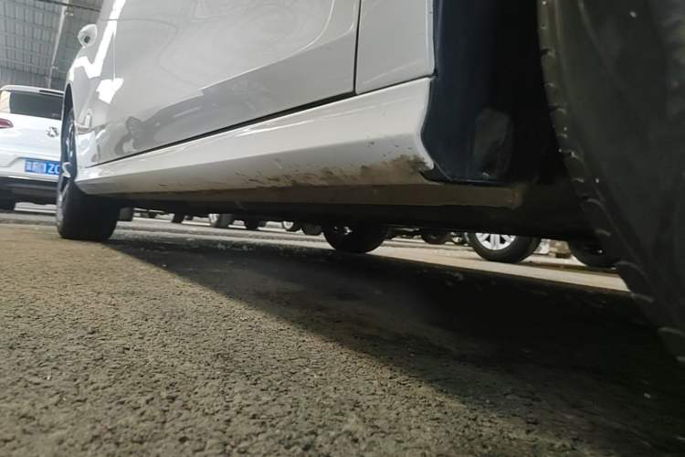 Used MG 5 2022 180 DVVT CVT Youth Luxury Edition Right Side Sill