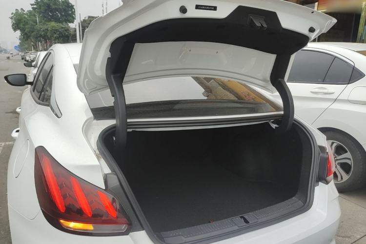 Used MG 5 2022 300TGI DCT Chao Yue Luxury Edition Trunk