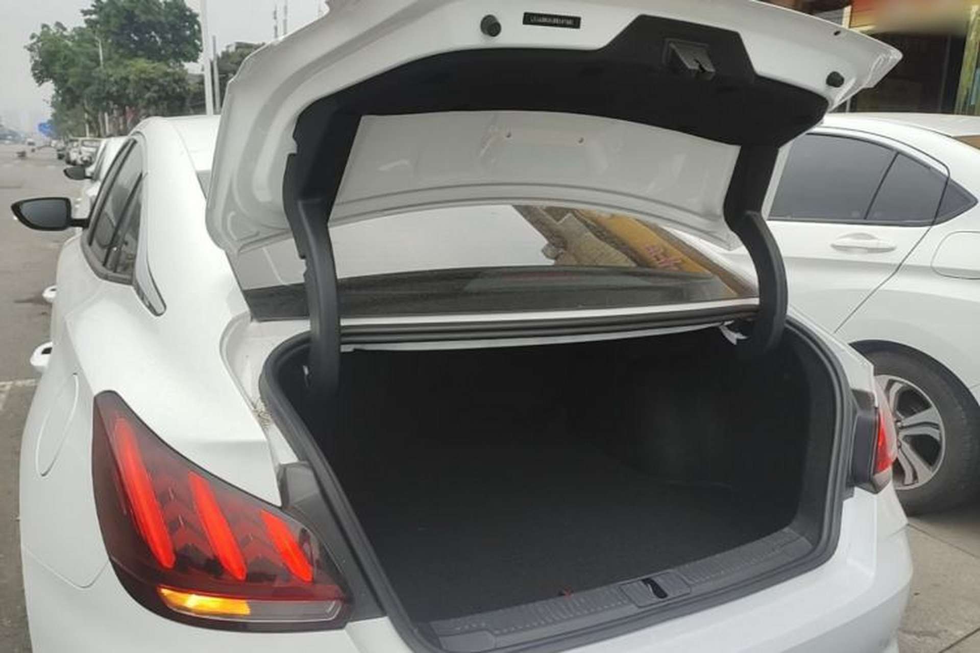 Used MG 5 2022 300TGI DCT Chao Yue Luxury Edition Trunk