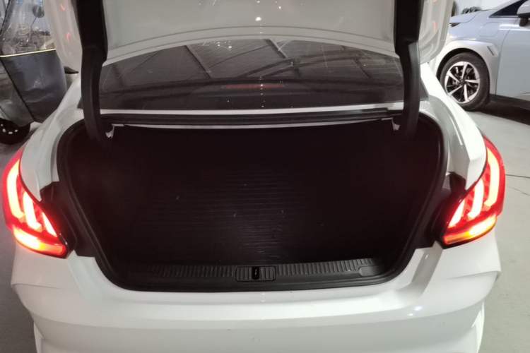 Used MG 5 2022 180 DVVT CVT Youth Luxury Edition Trunk
