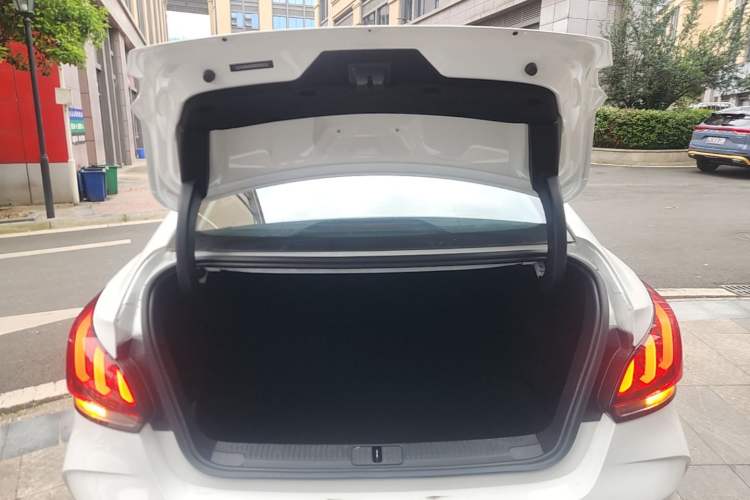 Used MG 5 2022 180 DVVT CVT Youth Luxury Edition Trunk