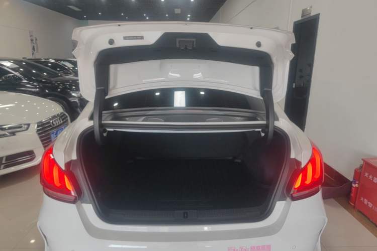 Used MG 5 2022 180 DVVT Manual Youth Luxury Edition Trunk