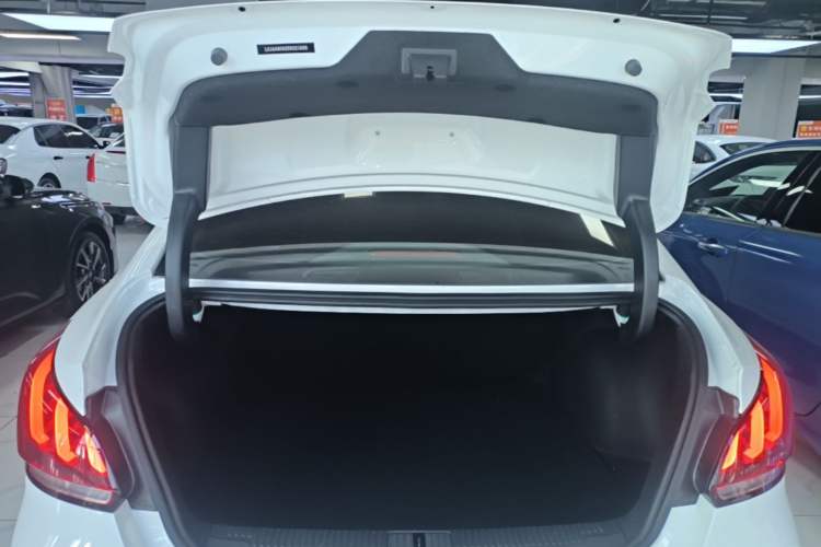 Used MG 5 2022 300TGI DCT Chao Yue Luxury Edition Trunk