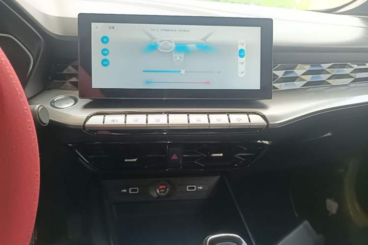 Used MG 5 2022 300TGI DCT Chao Yue Luxury Edition Audio And AC Panel