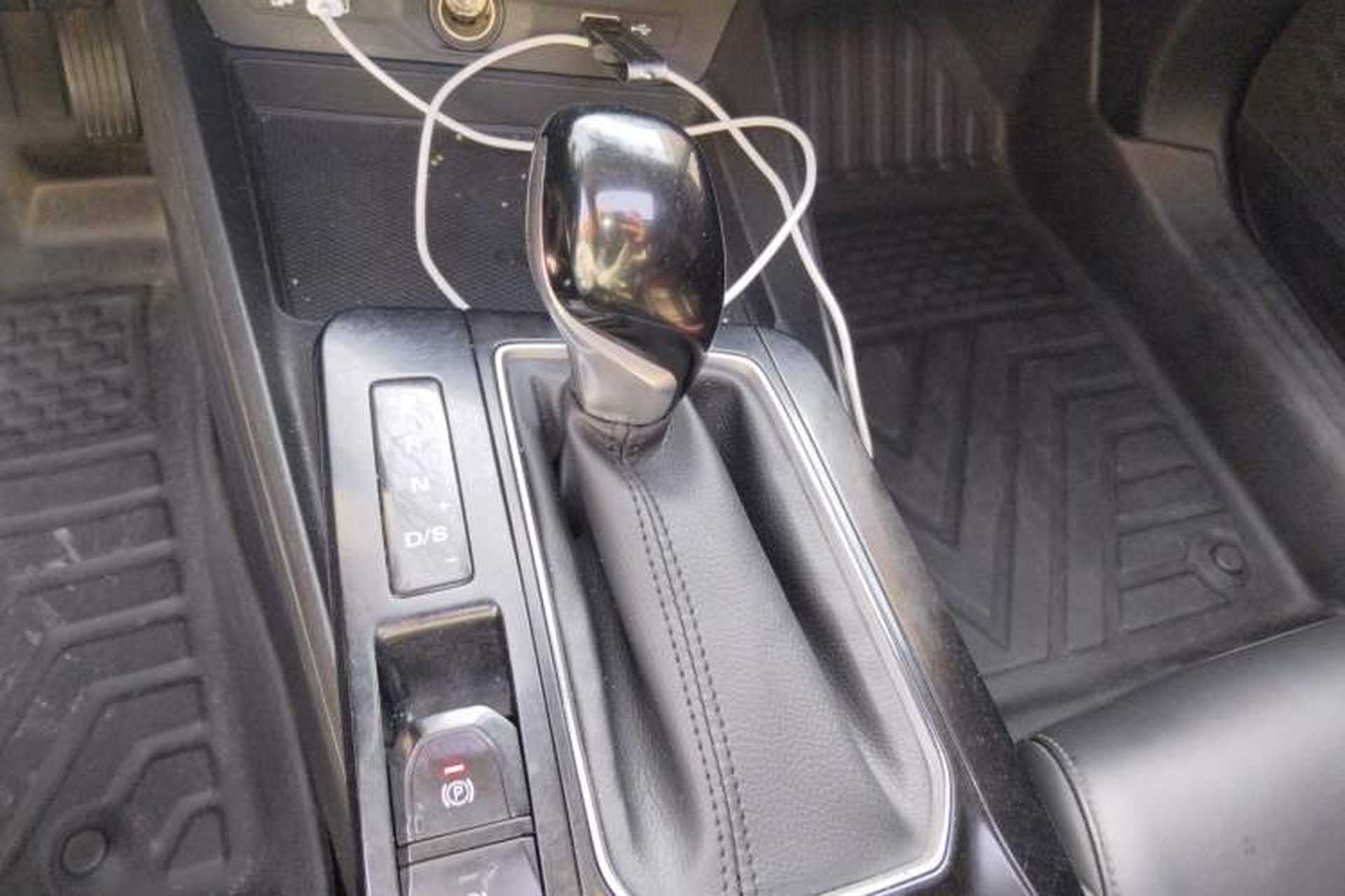 Used MG 5 2023 180 DVVT CVT Luxury Edition Gear Lever