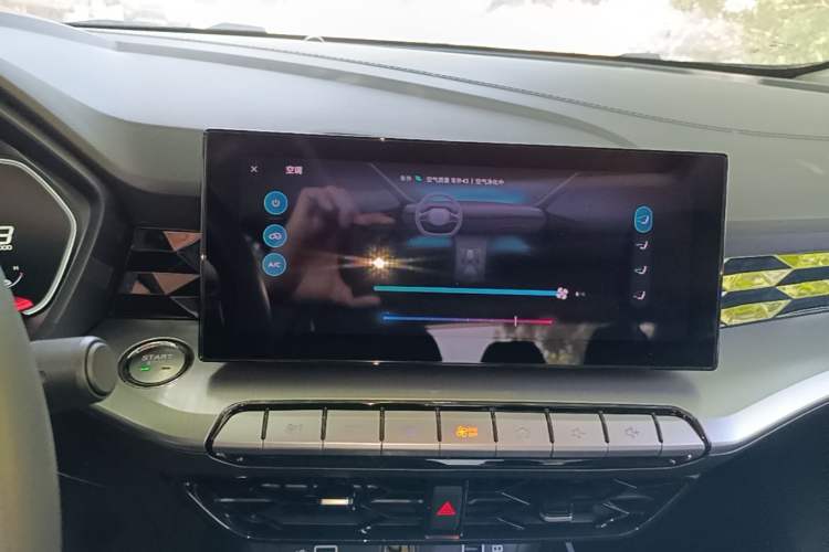 Used MG 5 2023 180 DVVT CVT Luxury Edition Audio And AC Panel