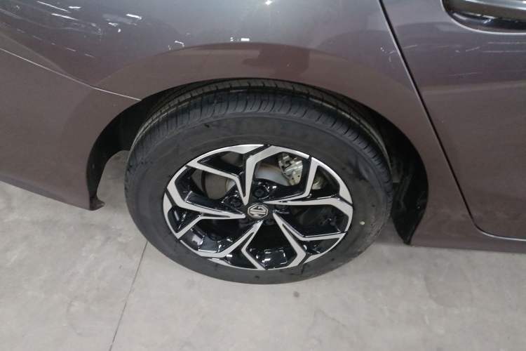 Used MG 5 2023 180 DVVT CVT Luxury Edition Exterior 5