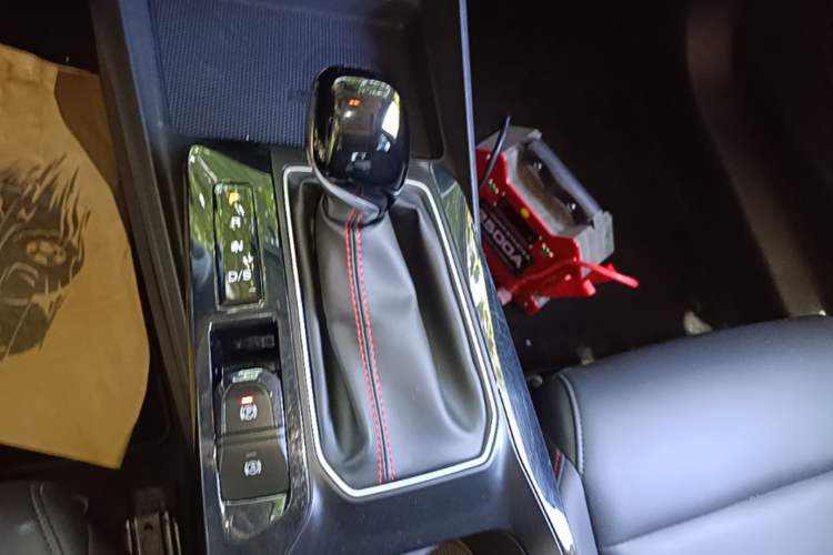 Used MG 5 2023 180 DVVT CVT Luxury Edition Gear Lever