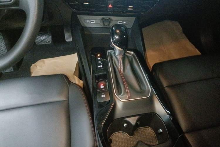Used MG 5 2023 180 DVVT CVT Luxury Edition Gear Lever