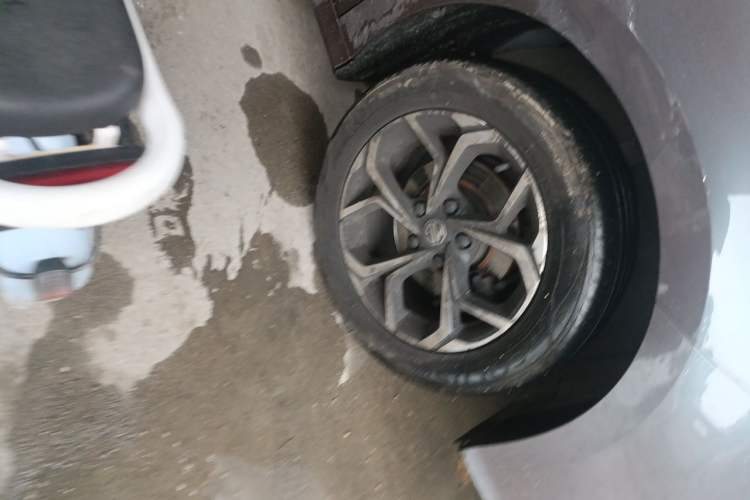 Used MG 5 2023 180 DVVT Manual Fashion Edition Right Front Wheel Hub