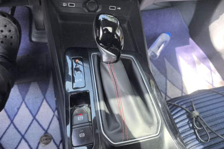 Used MG 5 2023 180 DVVT CVT Luxury Edition Gear Lever