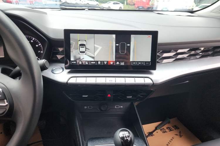 Used MG 5 2023 180 DVVT Manual Fashion Edition Audio And AC Panel