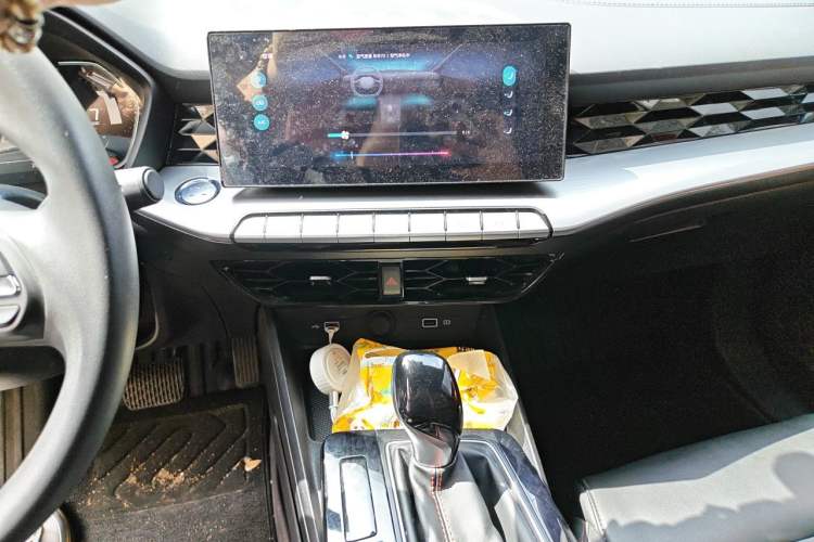Used MG 5 2023 180 DVVT CVT Luxury Edition Audio And AC Panel