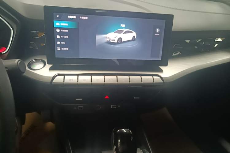 Used MG 5 2023 180 DVVT CVT Luxury Edition Audio And AC Panel