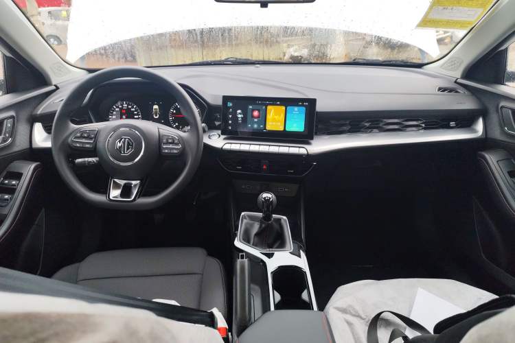 Used MG 5 2023 Facelift Model 180DVVT Manual Fashion Edition Center Console